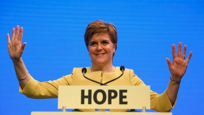 La ministra principal de Escocia, Nicola Sturgeon, ofrece un discurso en un acto de su partido.
