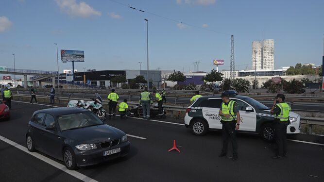 Agentes de la Guardia Civil en el lugar del accidente.