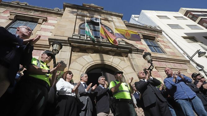 Las autoridades y agentes de la Guardia Civil aplauden tras la concentración bajo las banderas a media asta en el Ayuntamiento de Algeciras.