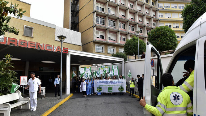 Protesta del Satse en las Urgencias del Hospital Virgen del Rocío, donde el sindicato ha denunciado durante años de las deficiencias, en imagen de archivo.