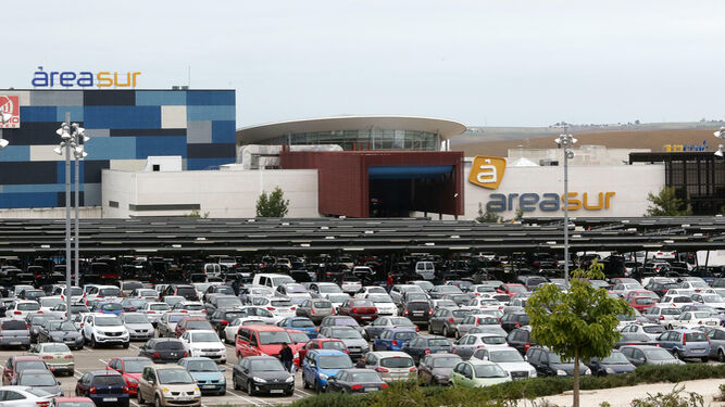 Uno de los accesos al centro comercial de Área Sur en Jerez.
