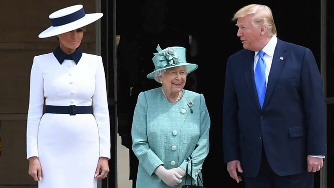 La reina Isabel II, flanqueada por Melania y Donald Trump en el Palacio de Buckingham.