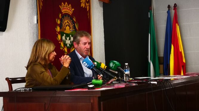 Jesús Fernández Pascual e Isabel Paredes durante la rueda de prensa de presentación de la campaña.