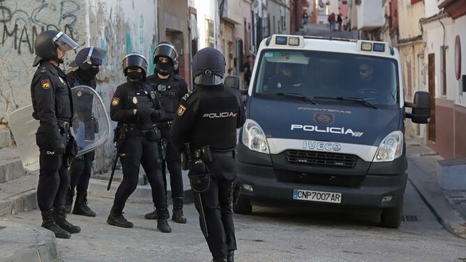 Una operación contra el narcotráfico en una calle de Algeciras.
