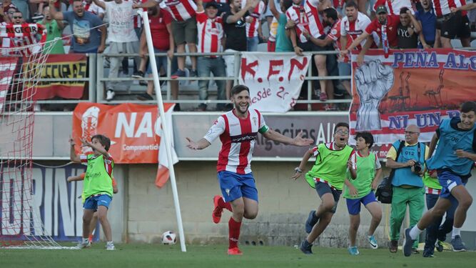 Iván celebra el gol del Algeciras ante el Real Jaén.