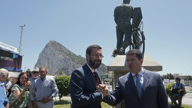 Juan Franco y Fabian Picardo se dan la mano junto al monumento al trabajador fronterizo