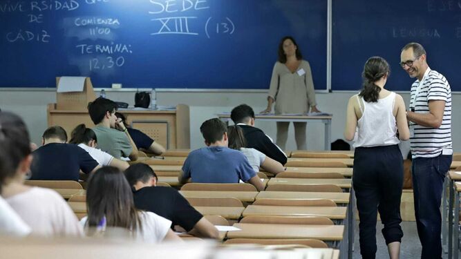 Un grupo de alumnos durante uno de los exámenes de Selectividad en Algeciras.