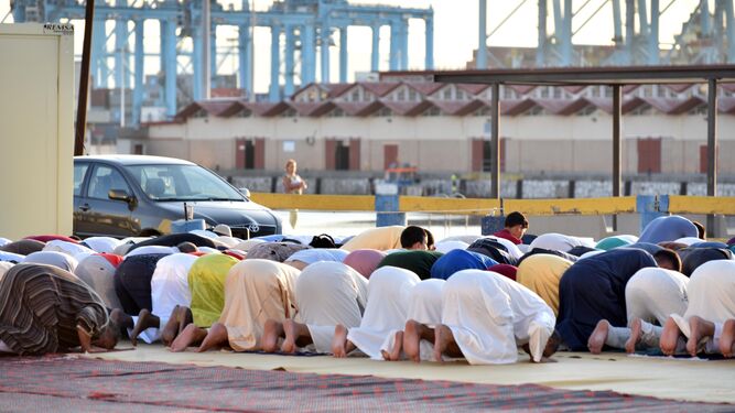 Musulmanes rezando en el Llano Amarillo de Algeciras el pasado mes de agosto.