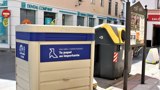 Contenedores de recogida selectiva de residuos en el centro de la ciudad.