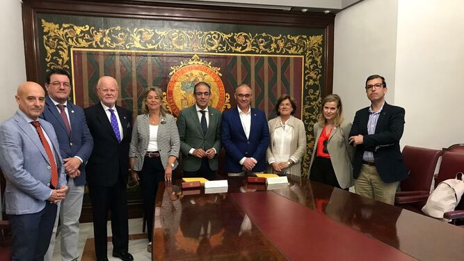 El convenio de colaboración entre ambas entidades se ha firmado en el Rectorado de la Universidad de Sevilla.