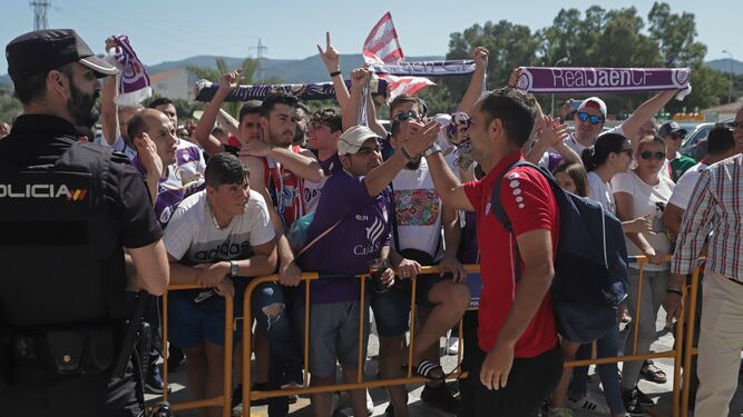 Aficionados del Real Jaén reciben a sus jugadores en el Nuevo Mirador.