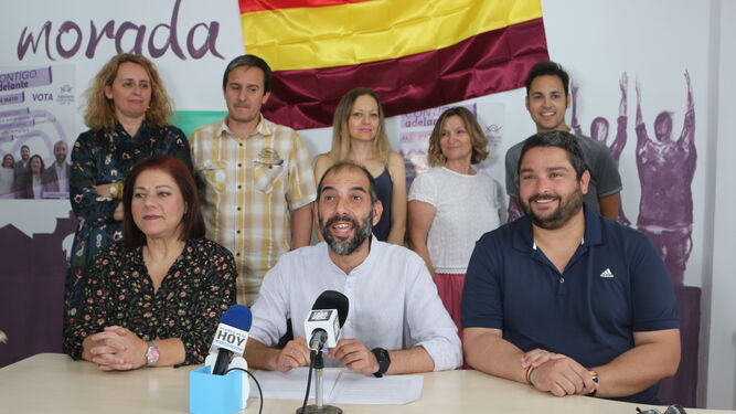 El alcalde en funciones de Puerto Real, Antonio Romero, con el resto de los concejales electos de Adelante en esta localidad.
