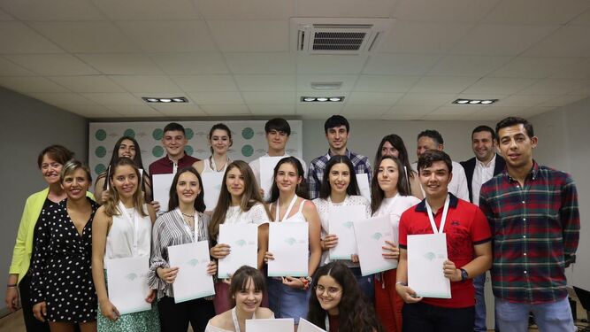 Los alumnos beneficiarios de la beca con los patronos de la Fundación López Mariscal, y representantes locales.