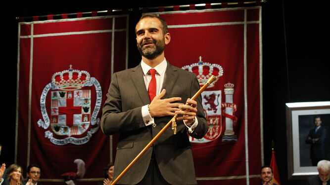 El alcalde de Almería con el bastón de mando visiblemente emocionado.