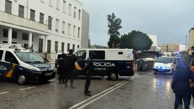 La Policía lleva a los detenidos en la operación Lupita contra el narcotráfico a los juzgados.