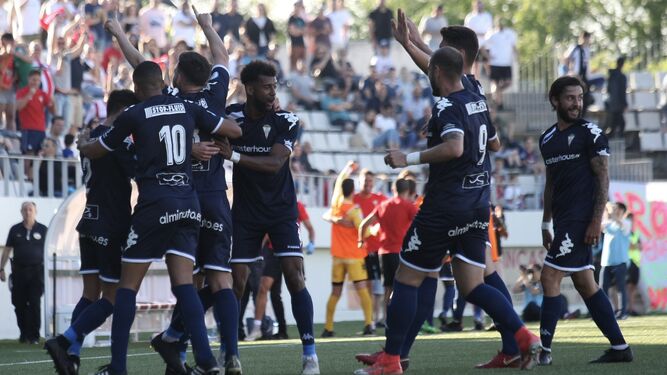 Jugadores del Algeciras celebran un gol