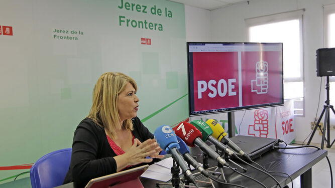 La alcaldesa y secretaria local del PSOE, Mamen Sánchez, durante una rueda de prensa.