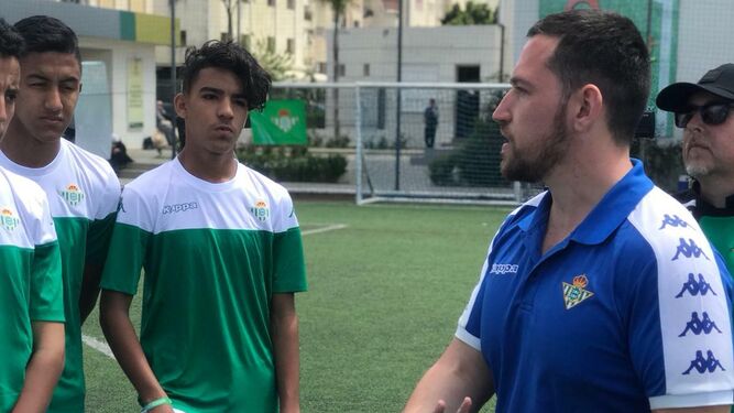 ÁNgel Espinosa (d) conversa con jugadores durante el campus en Marruecos
