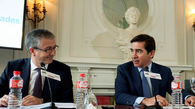 El gobernador del Banco de España, Pablo Hernández de Cos, y el presidente del BBVA, Carlos Torres, en la primera jornada de los cursos de la APIE en Santander.