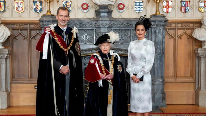 La Reina Letizia viste de Cherubina para una ceremonia con la reina de Inglaterra