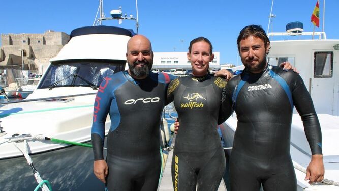 Los tres nadadores, tras cruzar el Estrecho, en Tarifa.