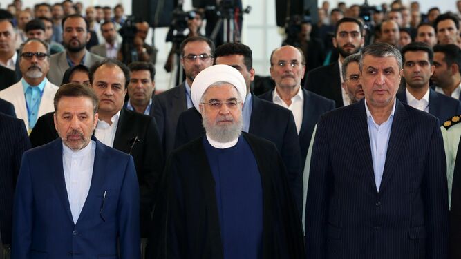 El presidente iraní, Hasán Rohaní (c), este martes en la inauguración de la nueva terminal del aeropuerto Imán Jomeini en Teherán.