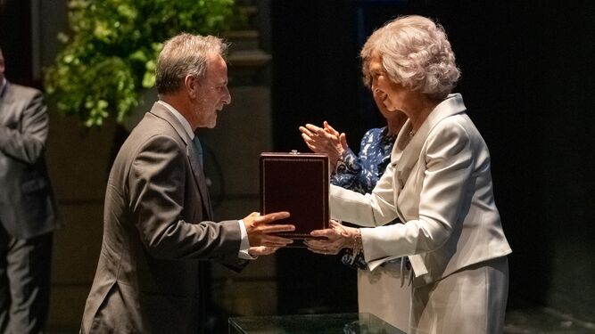La Reina Doña Sofía entrega el premio a Salvador de la Encina.