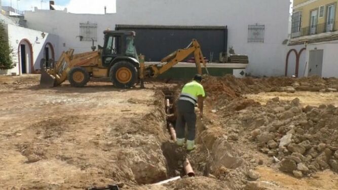 El Ayuntamiento está ejecutando las obras de mejora del Patio San Luis con una subvención de la Diputación.