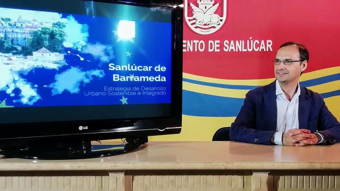 El alcalde, Víctor Mora, presentando hoy el vídeo sobre la Edusi en el Ayuntamiento.