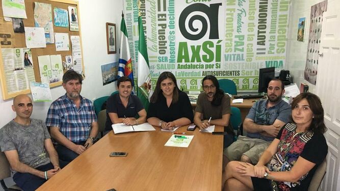La candidata Inmaculada Sánchez Zara (en el centro), junto a otros dirigentes de AxSí de Conil