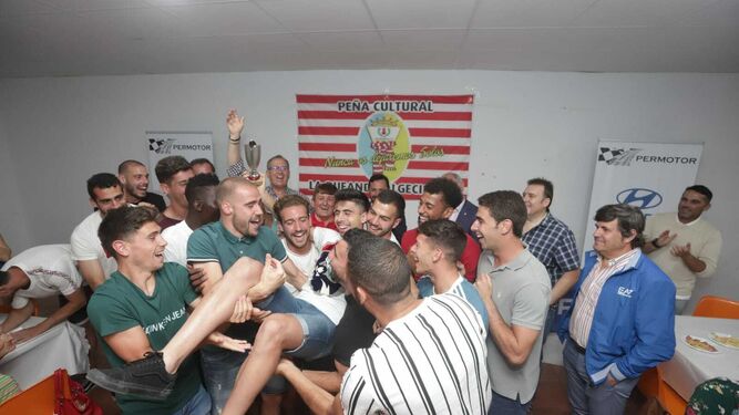 Jugadores del Algeciras mantean a José Carlos