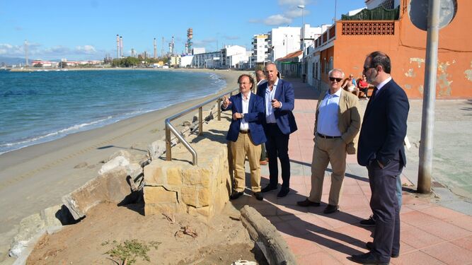 Gerardo Landaluce y Juan Carlos Ruiz Boix, en el paseo marítimo de Puente Mayorga.