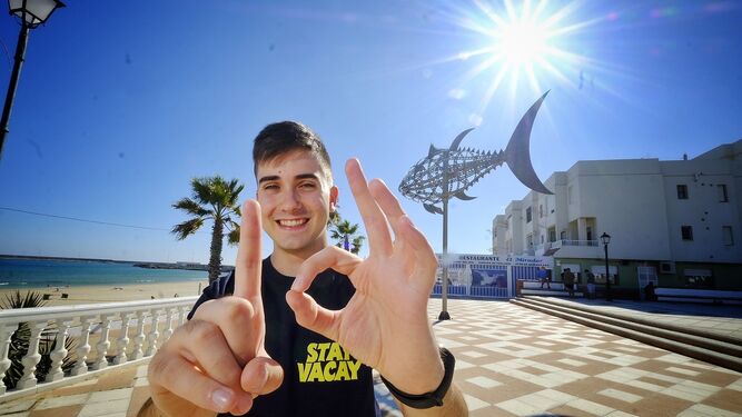 Miguel Gallardo forma el 10 con sus dedos en el paseo marítimo de Barbate.
