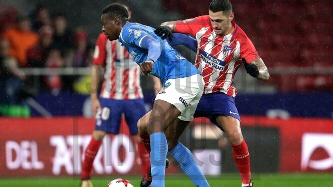 Mousa, presionado por Vitolo, en el Lleida-Atlético de Madrid de Copa del Rey