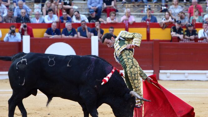 David de Miranda ejecuta una arrucina al primer toro de su lote ayer en Alicante.