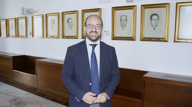 El alcalde de El Puerto, Germán Beardo, en uno de los salones de la planta noble del Ayuntamiento.