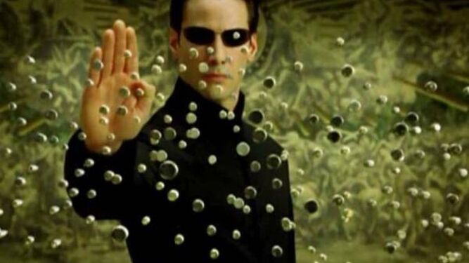 Keanu Reeves para las balas en 'Matrix'.