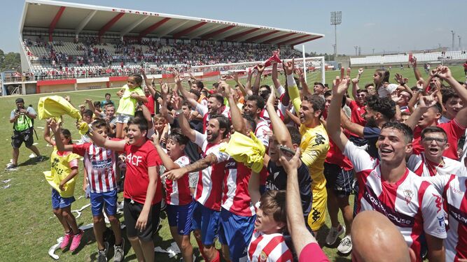 Jugadores y aficionados de Algeciras celebran el triunfo ante el Socuéllamos.