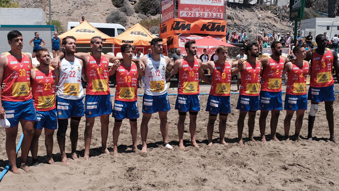 La selección española masculina de balonmano playa, con Gonzalo Cervera