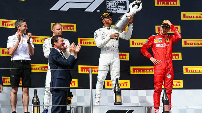Hamilton recibe el premio que le corona como ganador del GP de Francia.