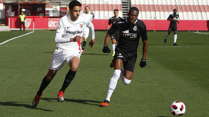 Kibamba (d) en la Ciudad Deportiva del Sevilla, que pasa a ser su casa