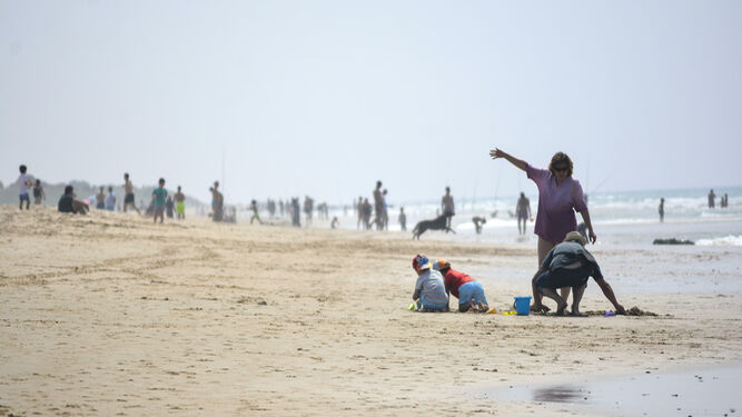 Turistas en la playa de Los Lances, en Tarifa.