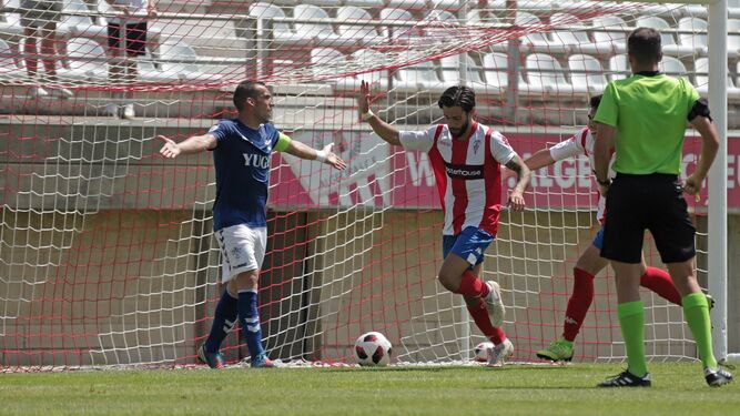 Carlos García, con los brazos abiertos, tras el gol de Antoñito.