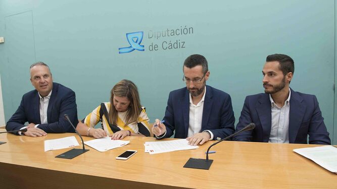 Juan Carlos Ruiz Boix, Irene García, Juan Franco y Mario Fernández, en la firma del acuerdo