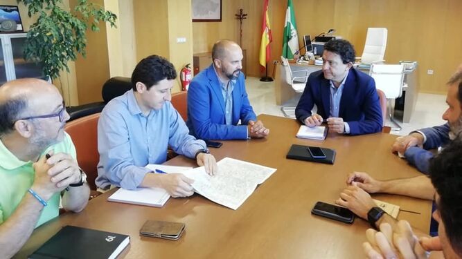 Los representantes de Torsa y el alcalde de Los Barrios, Miguel Alconchel, reunidos con el delegado territorial de Desarrollo Sostenible, Daniel Sánchez.