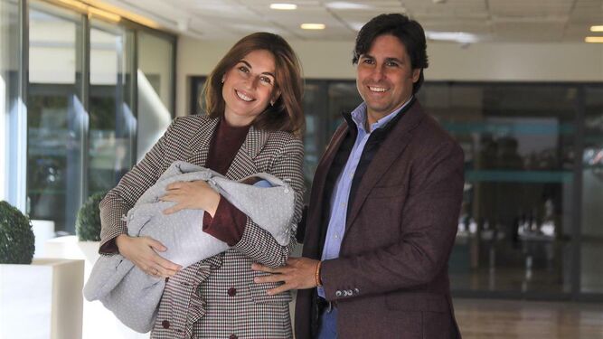 Francisco Rivera y Lourdes Montes, saliendo del hospital con su hijo recién nacido el pasado enero.