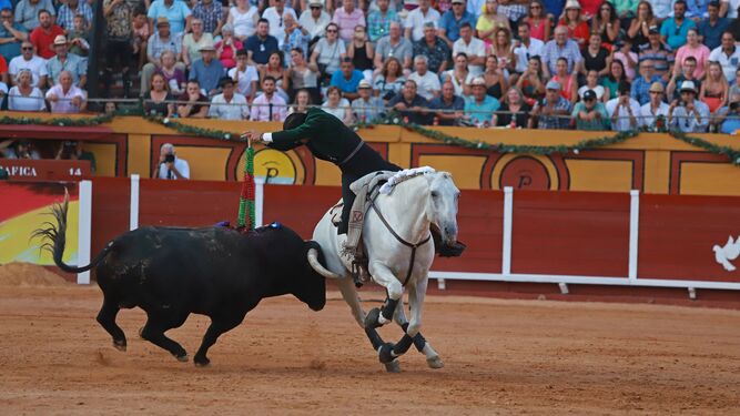 Diego Ventura, en un par a dos manos montando a su caballo 'Dólar', sin cabezada.