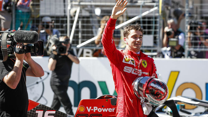 Charles Leclerc (Ferrari) saluda al público asistente al circuito de Spielberg tras lograr la 'pole position'.