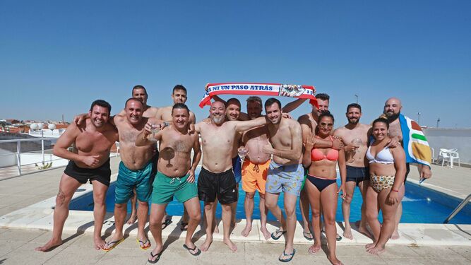 Un grupo de aficionados del Algeciras, en un piscina en Tomelloso.