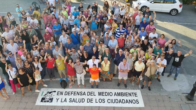 Los ecologistas de Verdemar y asistentes a la reunión en la que se acordó la fecha de la manifestación.
